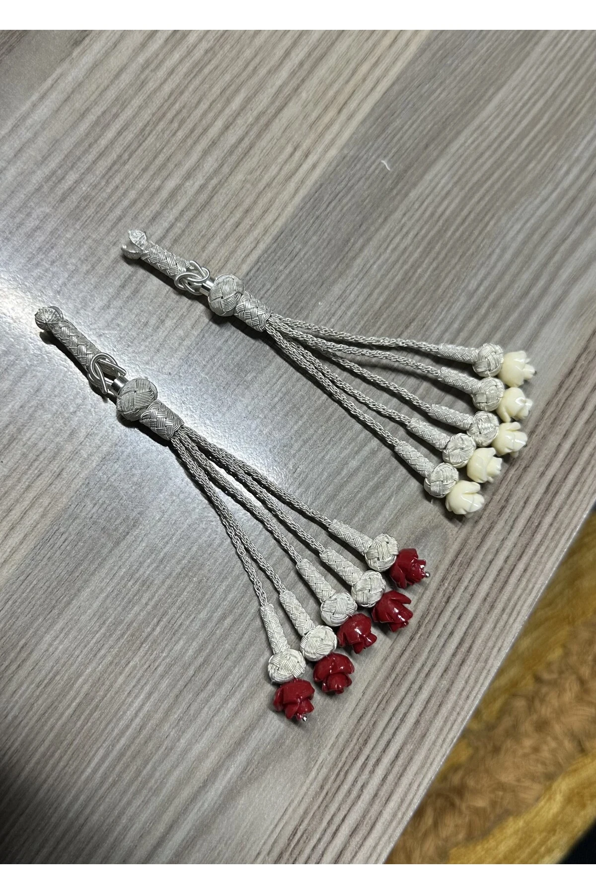 Gümüş Kazaziye Gül Detaylı Beş Sallantılı Gümüş Tesbih Püskülü